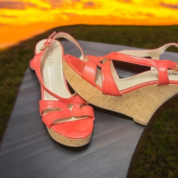 Guess scrappy pattend Leather corked heals woman's size 8.5 - Picture 4 of 6